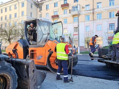 На проспекте Ленина рабочие укладывают новый асфальт Новости Электростали 
