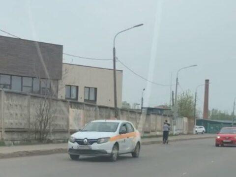 Паровозиком по встречке: подростки выехали на проезжую часть на самокатах в Электростали Новости Электростали 