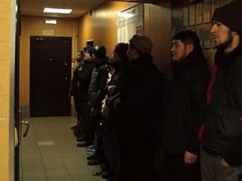Штраф и выдворение: полицейские в Электростали задержали нелегальных мигрантов Новости Электростали 