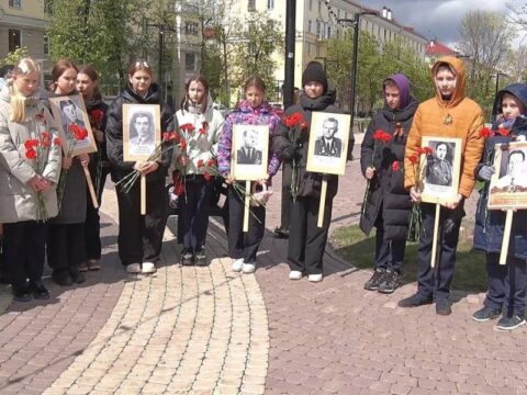 Жители Электростали возложили цветы к мемориальным комплексам и памятным доскам, установленным в честь погибших героев Новости Электростали 